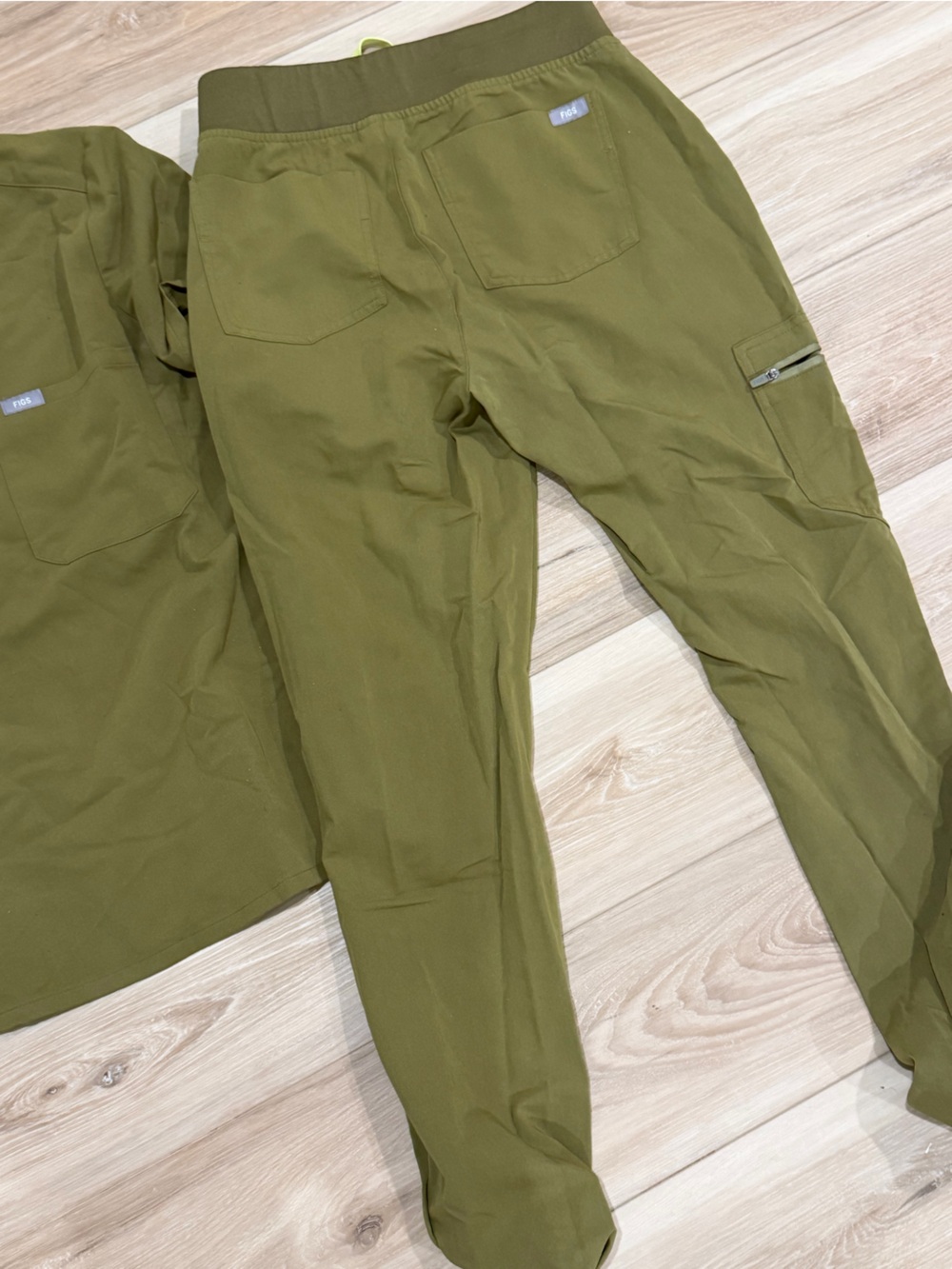 Women’s Figs scrub set - Martini Olive - Picture 4 of 4